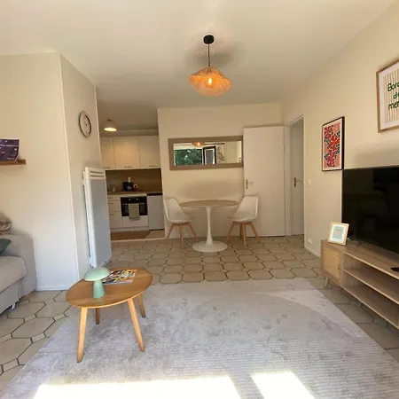 Charming With Tennis Court And Pool Apartment